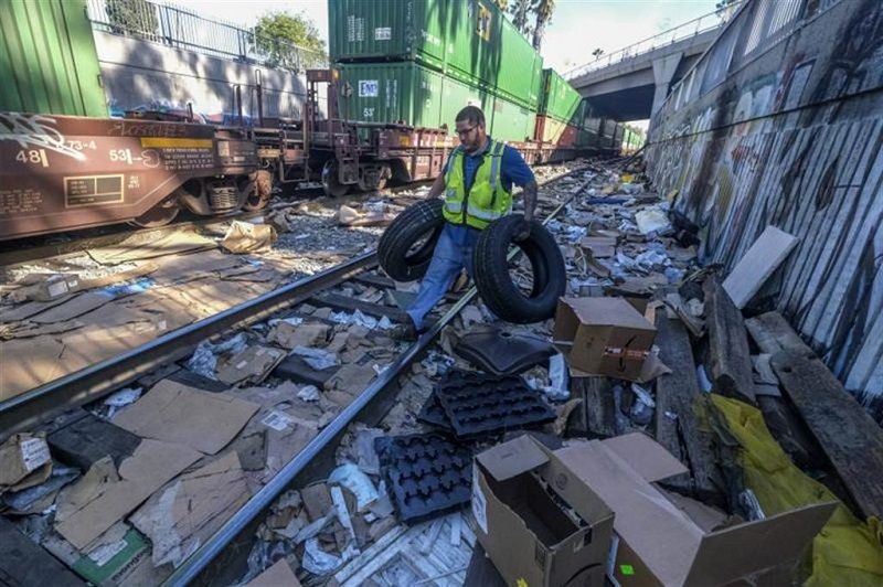 洛杉磯貨運列車頻遭竊 遍地撕爛包裹宛如第三世界