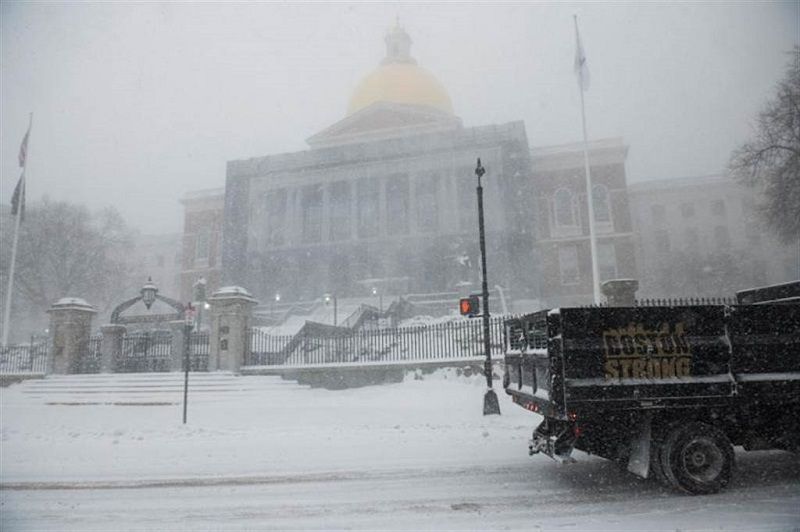 暴風雪侵襲美東 引發陸空交通混亂供電中斷