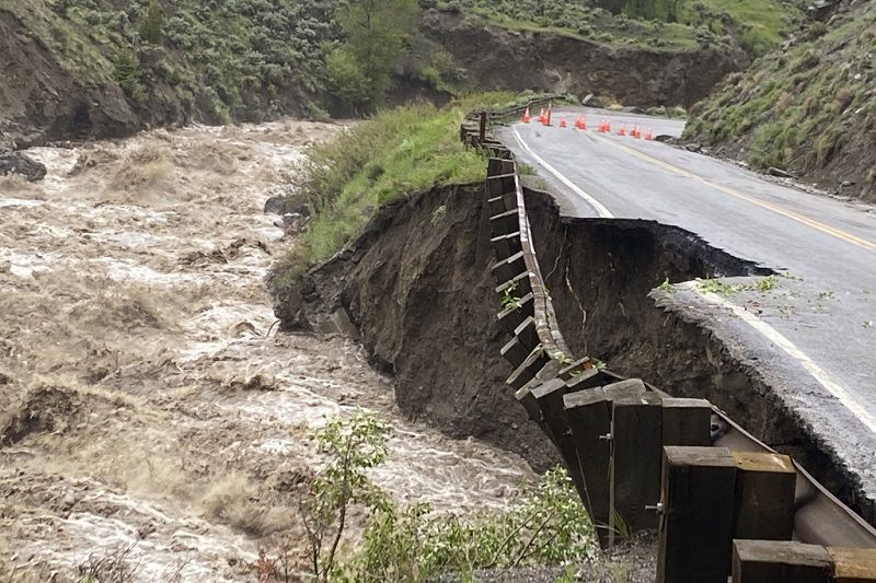 黃石國家公園遭暴雨洪災重創 5個入口全面關閉