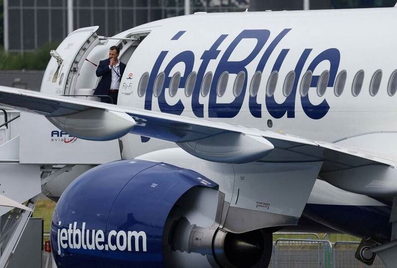 JetBlue貨艙起火冒煙 130名乘客空中驚魂