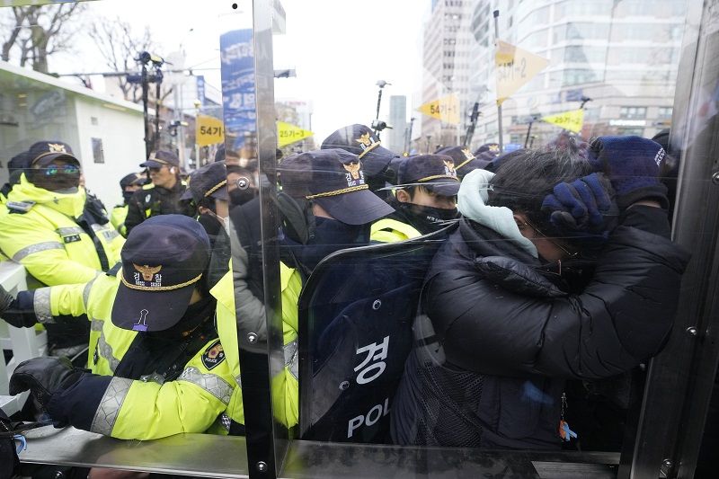 韩国民团突破总统官邸入口警戒线 高喊尹锡悦下台