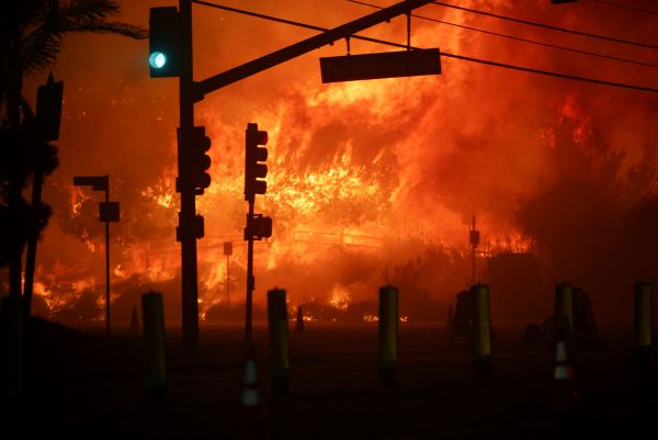 野火狂烧洛杉矶富人区 3万人撤离 加州宣布紧急状态