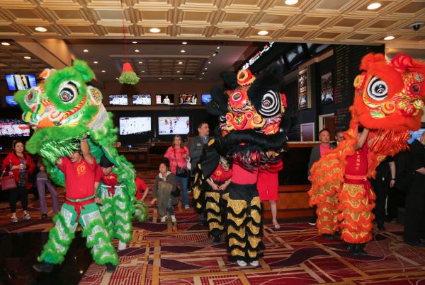 Gold Coast舞獅迎蛇年 金元寶年菜佳餚回饋賓客