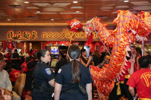 Gold Coast舞獅迎蛇年 金元寶年菜佳餚回饋賓客