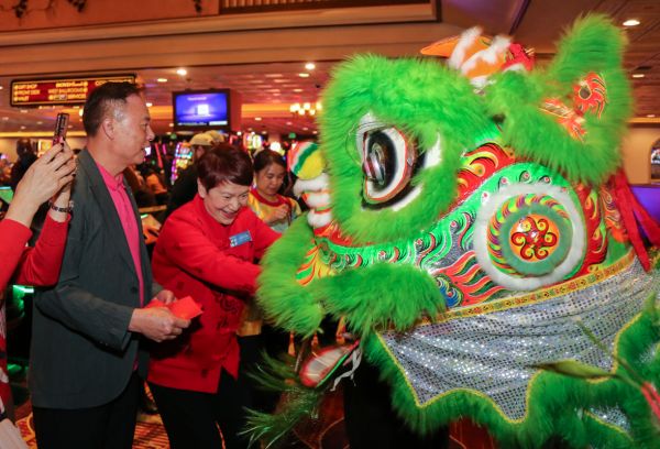 Gold Coast舞獅迎蛇年 金元寶年菜佳餚回饋賓客