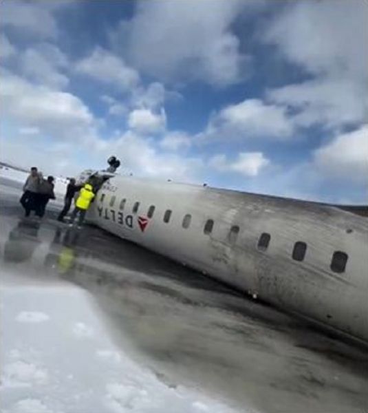 達美航空班機降落多倫多失事 機腹朝天翻覆18傷