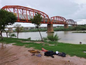 美墨边境河水因雨暴涨 非法移民硬闯酿9死