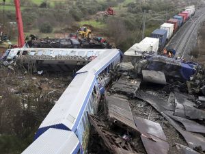 希臘火車對撞陷火海 車廂燒到1300°傷亡慘重