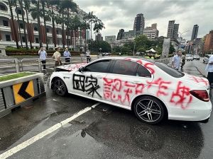 台男駕車至AIT長按喇叭 又衝撞總統府前花台遭逮