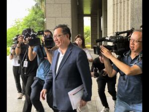 鄭文燦涉犯貪污罪 法院裁定500萬元交保限制住居及出境出海