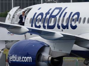 JetBlue货舱起火冒烟 130名乘客空中惊魂