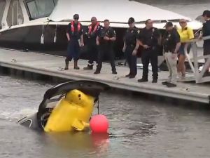 按GPS導航指示 一對老夫婦將車子開進大海