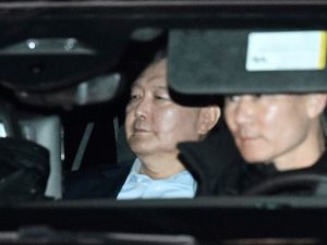 尹錫悅遭逮捕關押拘留所 偵訊逾10小時全程緘默